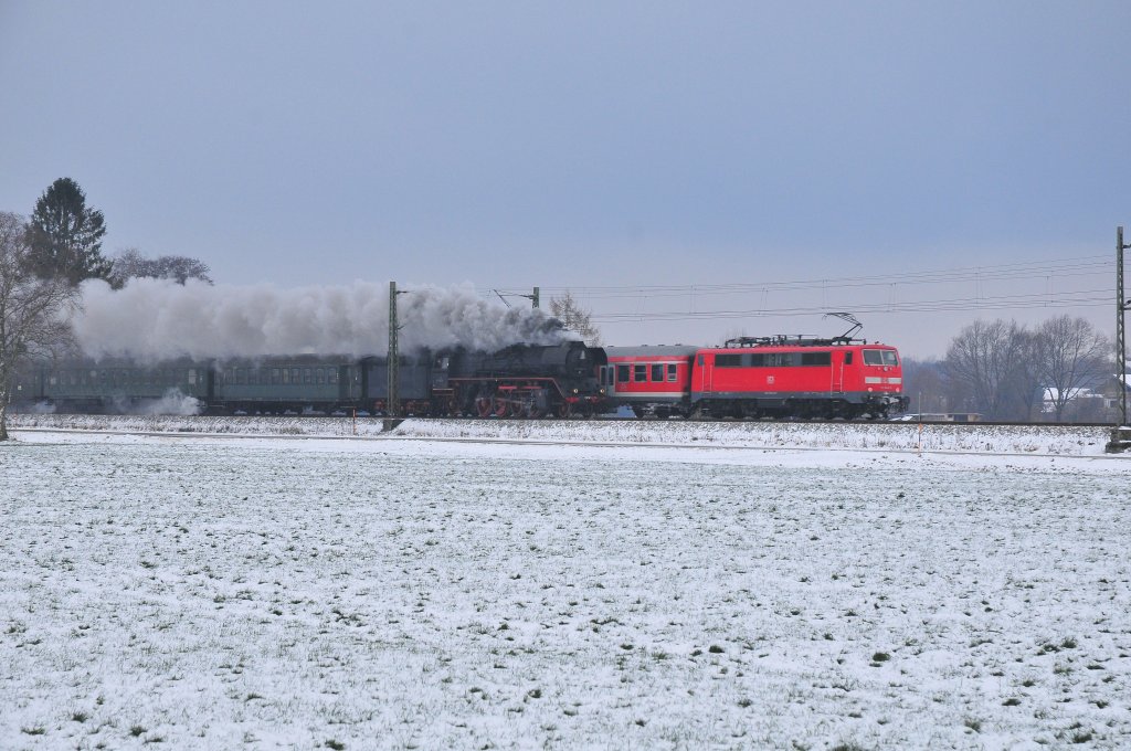 Alt trifft neu. Die 41 1150 aus Nrdlingen begegnet einem Regionlzug bei bersee am 08.12.12.