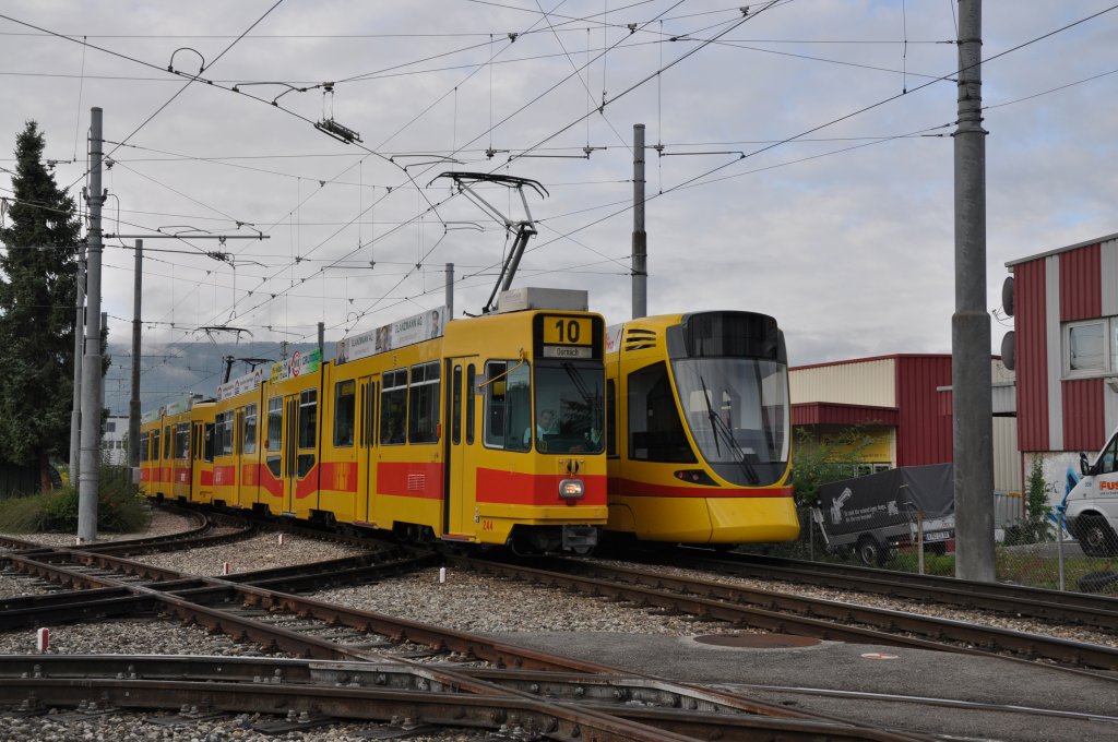 Alt trift neu. Be 4/8 mit der Betriebsnummer 244 und der tango 153 treffen sich beim Depot Hslimatt auf der Linie 10. Die Aufnahme stammt vom 16.08.2011.