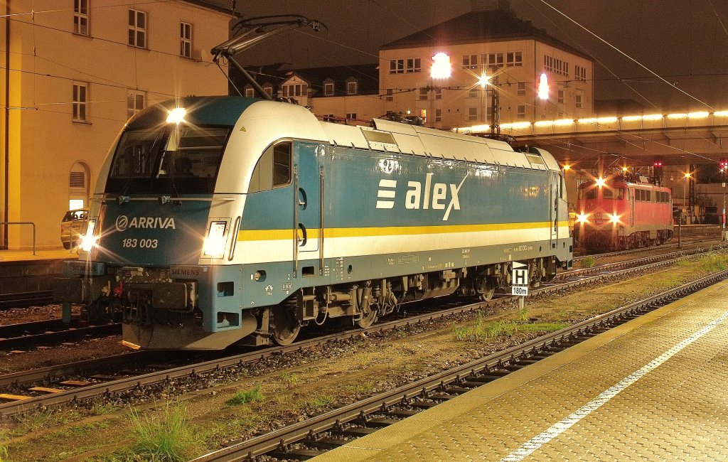 Alt vs neu. DB vs Arriva. Dieses Bild knnte viele Titel haben. Zu sehen due 183 003 und die 110 363 -9 am 11.12.2009 in Regensburg Hbf. Was man hier klar als Nachaufnahme definiert wre ein paar Monate spter taghell geworden. 