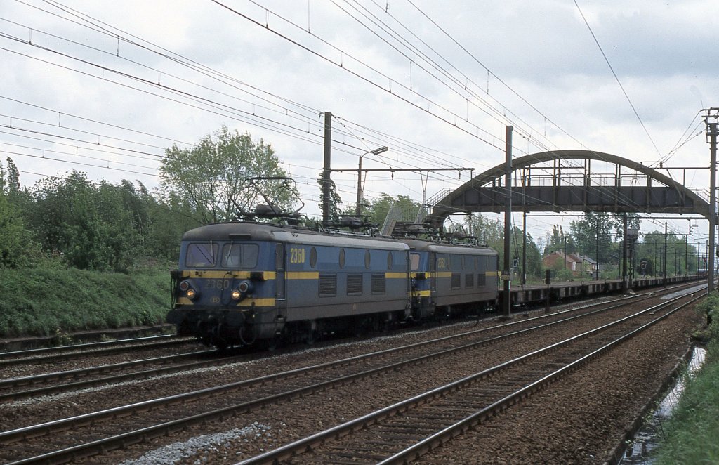 Altbau Doppel - hier SNCB 2360 und SNCB 2362 sind am 9.5.1997 um 14.52 Uhr
bei Lint mit einem Gterzug in Richtung Antwerpen unterwegs. 