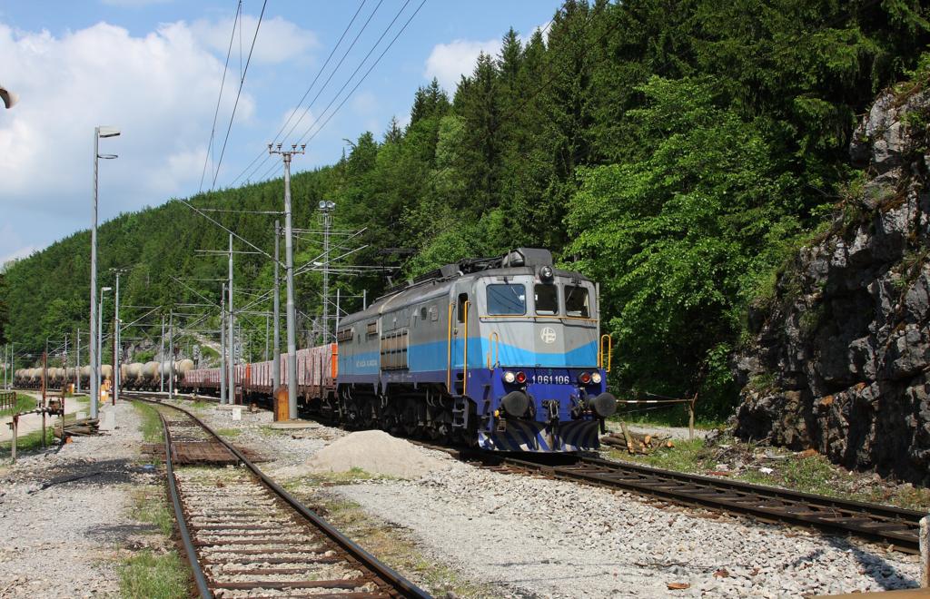 Altbau E-Lok HZ 1061.106 erreicht aus Richtung Karlovac kommend am 25.5.2011
mit einem Gterzug den Berg Bahnhof Lokvet und wird nun im Bahnhof gestoppt,
um einen Gegenzug aus Rijeka durch zu lassen. 
