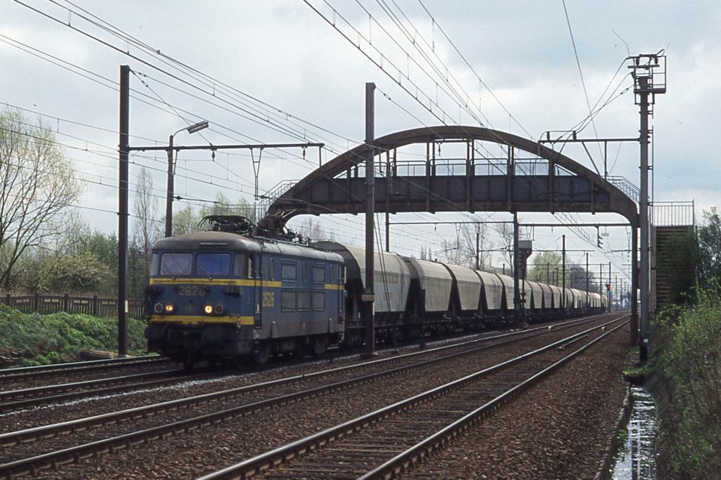 Altbau E-Lok SNCB 2626 passiert am 28.03.1997 um 12.20 Uhr mit einem
Ganzzug die Fugngerbrcke bei Lint in Richtung Antwerpen. 