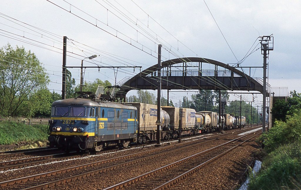 Altbau Elektrolok der SNCB 2623 ist am 9.5.1997 um 16.28 Uhr mit einem 
gemischten Gterzug in Richtung Antwerpenunterwegs. 
Sie unterquert gerade die Fugngerbrcke bei Lint.