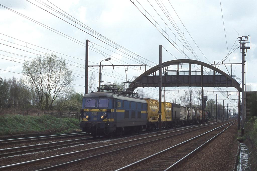 Altbau SNCB 2361 ist mit einem kurzen Gterzug bei Lint 
am 28.03.1997 um 12.24 Uhr in Richtung Antwerpen unterwegs.