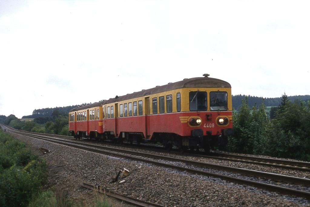 Altbau Triebwagen Doppel AM 4408 und 4503 ist
bei Merny auf dem Weg Richtung Dinant
am 10.08.1993