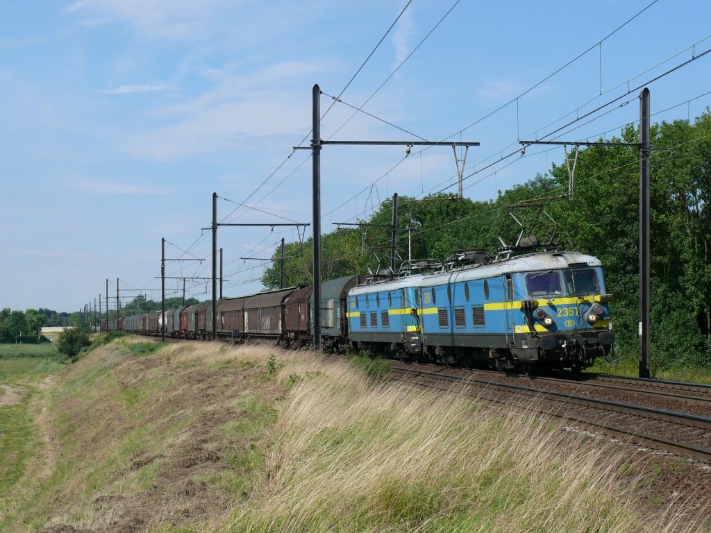 Altbauloks stehen mit fast garantierter Sicherheit auf dem Programm, wenn man nach Antwerpen fhrt. Hier 2357 und 2333 mit einem gemischten Gterzug vom Antwerpener Hafen kommend. Aufgenommen am 13/08/2010 auf der grossen Schleife bei Ekeren.