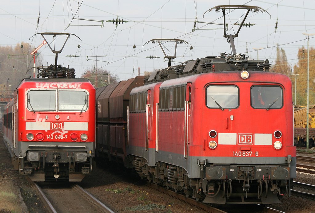 Altbautreffen, die 140 837-6 zieht in DT einen Kohlezug whrend die S6 mit 143 840-7 gerade ihre S6 nach Essen HBF drckt, aufgenommen am 31.10.2009 in Dsseldorf Rath