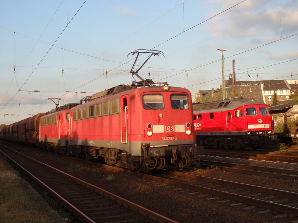 Altbautreffen in Dsseldorf Rath. 140 797 und eine weitere 140er treffen auf eine in Rath rangierende Ludmilla (232 587-6). 