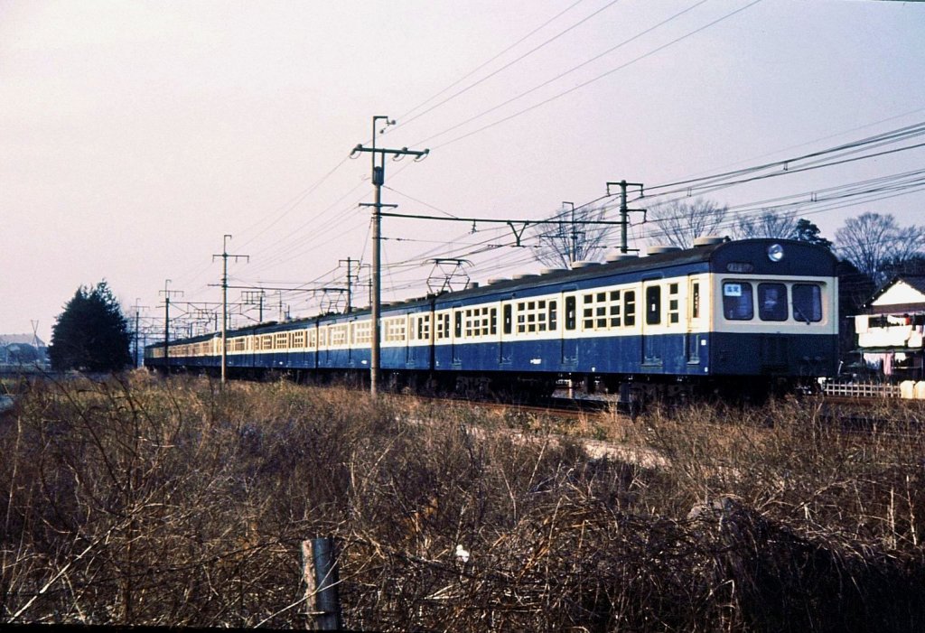 Altbautriebwagen - ehemalige Staatsbahn JNR Steuerwagen Serie 79: Von dieser Serie gibt es vielfältige Varianten, aus Um- oder Neubau hervorgegangen. Auffällig bei diesem wahrscheinlich 1956 entstandenen Wagen KUHA 79 457 die dreiteiligen Fenster; diese ermöglichten in der Zeit der stickigen Sommerhitze einen sicheren Betrieb mit ganz offenen Fenstern. Die blau-weissen Wagen waren Langstreckenzügen von Tokyo aus in die Berge nach Kôfu und Matsumoto zugeteilt. Tokyo-Higashi Koganei, 31.Dezember 1972. 
