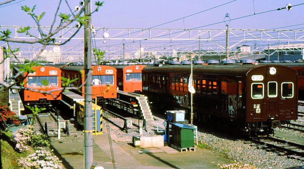Altbautriebwagen ehemalige Staatsbahn JNR KUMOYA 90: Aus einem Wagen der Serie 72 umgebauter Rangierwagen KUMOYA 90 013 in der Betriebsanlage Tokyo-Musashi Koganei, vor mehreren S-Bahnzügen der Chûô-Linie. 20.April 1977. 