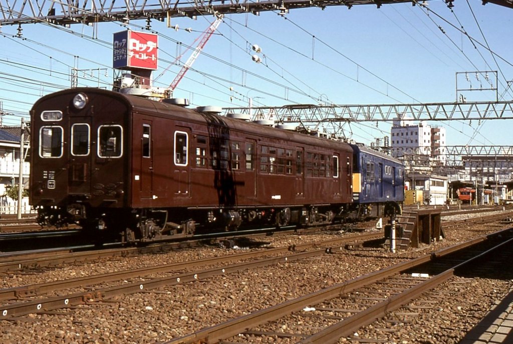 Altbautriebwagen ehemalige Staatsbahn JNR KUMOYA 90: 36 Wagen entstanden ab 1960 aus Umbau alter Motorwagen ohne Führerstand Serie 72 für Ueberfuhrfahrten und Rangierarbeiten in den Abstellanlagen. Bis 2002 alle ausgeschieden. Im Bild KUMOYA 90 013 in Tokyo-Mitaka, 25.Januar 1980. (KU = mit Führerstand, MO = motorisiert, YA = Dienstwagen)