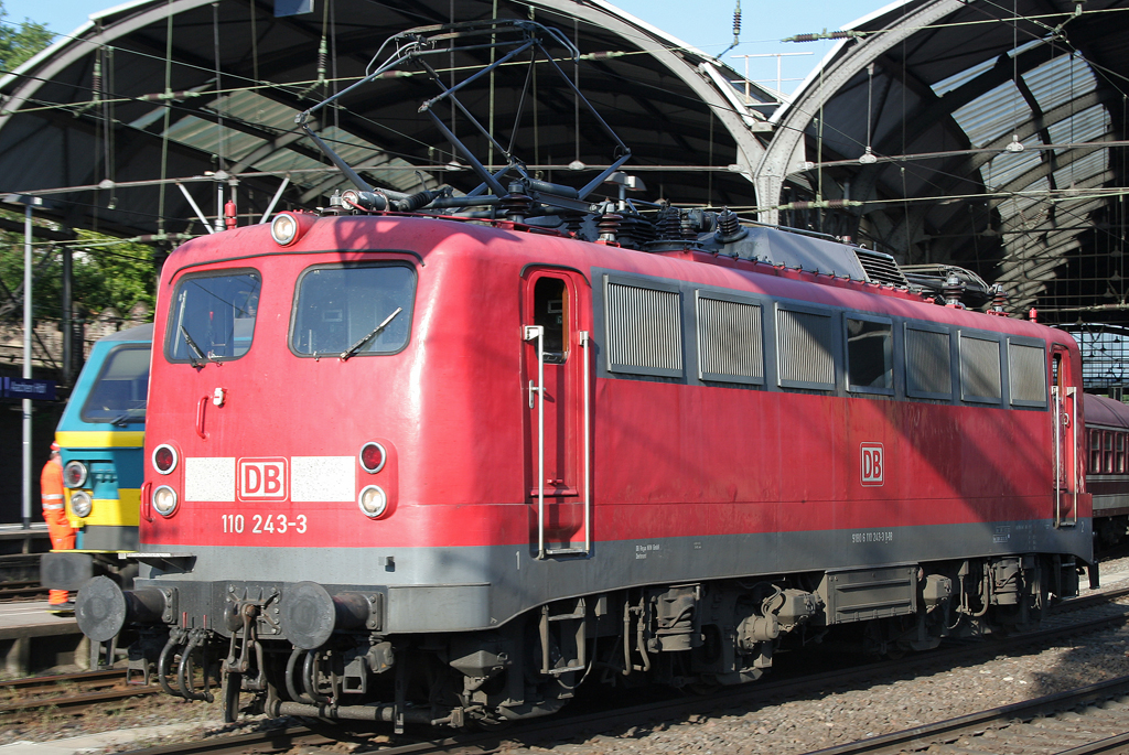 Alte Bilder: Die 110 243-3 rangiert fr eine Wende des Pilgerzugs von Lourdes nach Emmerich in Aachen HBF am 23.05.2009