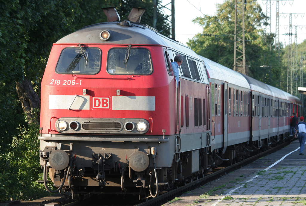 Alte Bilder: Die 218 206-1 zieht den RE12 von Kln Messe/Deutz nach Trier in Kln West am 15.08.2009