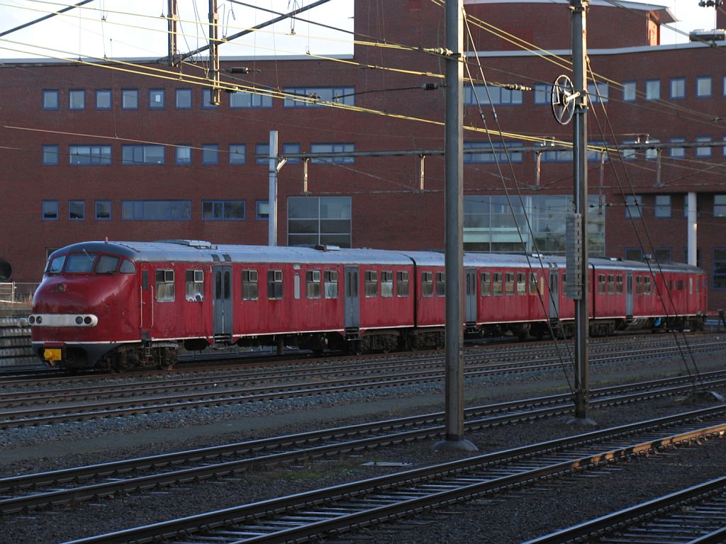 Alte Dieseltriebwagen DE-III 115 der Stichting DE-III in orginal-Lackierung auf Bahnhof Amersfoort am 17-12-2001.