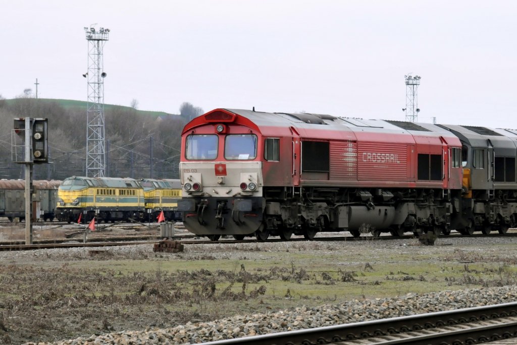 Alte Generation und neue Generation. Heute wird der Bahnhof Montzen hauptschlich von Class 66-Loks verschiedener Privatfirmen als Parkplatz genutzt. Hier im Vordergrund die rote PB03 von Crossrail. Im Hintergrund erkennt man zwei alte 51er der SNCB/NMBS, die dort schon seit einigen Jahren vor sich hinrosten. Aufgenommen am 20/03/2011.