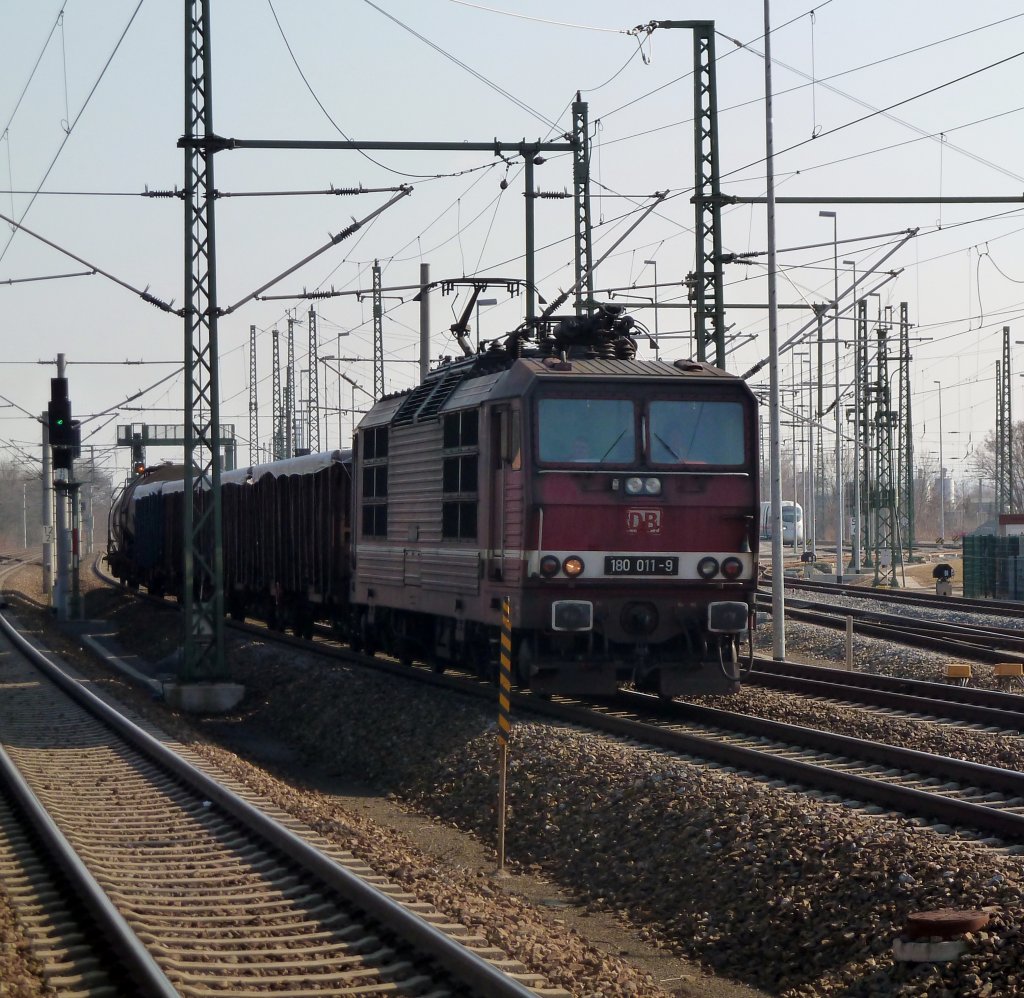 Alte Lady 180 011 kam mit einem  altersgerechten  kurzen Gterzug durch Dresden Reick.
03.03.11