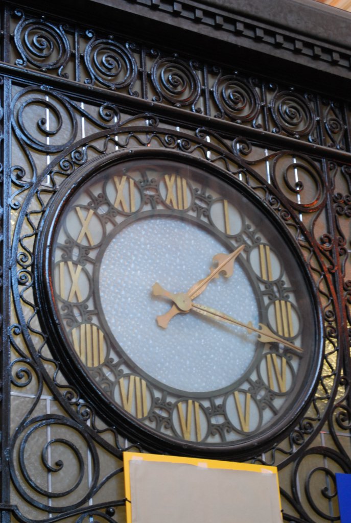 Alte Wanduhr in der Schalterhalle des monumentalen Vervierser Hauptbahnhofes (Verviers-Central)
