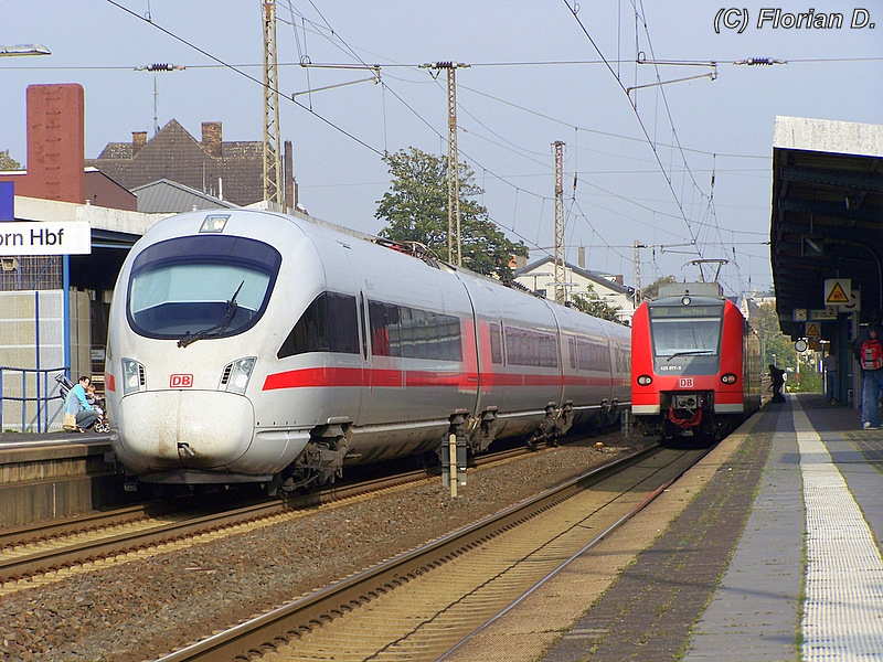 Alte Zeiten in Paderborn. Rechts die RB 72 nach Herford und links daneben ein ICE-T nach D�sseldorf.
Sommer 2007