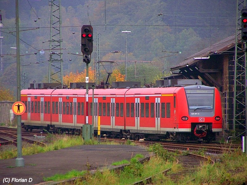 Alte Zeiten...
425 077/577 verl�sst Altenbeken und ist hier gerade auf dem Weg als RB72 nach Herford! Das war noch sch�n, als die DB die Linien RB61, 65, 66, 69, 72 u 89 befuhr, doch das ist nun Eurobahn Bzw Westfalenbahn Gebiet.
Aufnahme vom Sp�tsommer 2007.
Bild aus dem Archiv