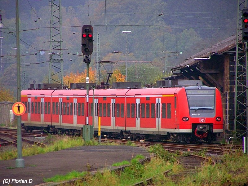 Alte Zeiten...
425 077/577 verlsst Altenbeken und ist hier gerade auf dem Weg als RB72 nach Herford! Das war noch schn, als die DB die Linien RB61, 65, 66, 69, 72 u 89 befuhr, doch das ist nun Eurobahn Bzw Westfalenbahn Gebiet.
Aufnahme vom Sptsommer 2007.
Bild aus dem Archiv