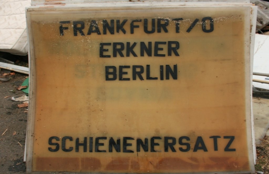 Alte Zugzielanzeige(-tafeln)vom Bahnhof Guben, Zustand 02.11.09