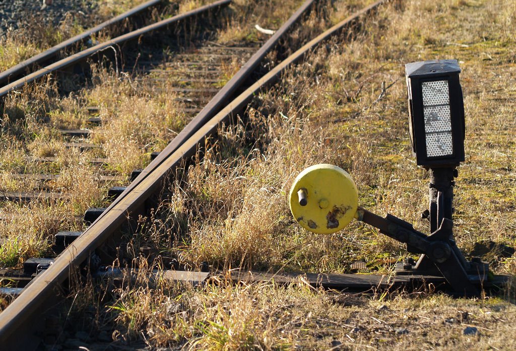 Alteisen Bahn - nicht mehr benutzte Handweiche auf einem Nebengleis zum ehemaligen milit�rischen Treibstofflager zwischen Rheinbach und Odendorf - Sommer 2002