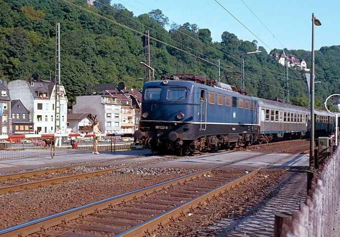 Altena: 110 122 fhrt im August 1983 in den Bahnhof ein. Der Bahnbergang ist lngst Geschichte.