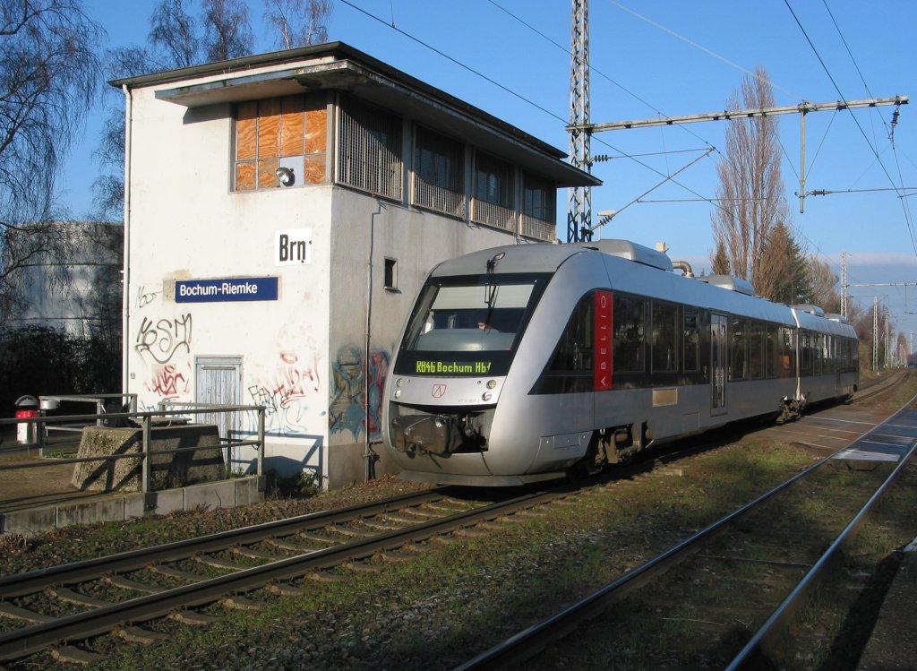 Alter Haltepunkt mit neuem Namen: Bochum-Riemke wird von der Glückauf-Bahn mit VT11 002 (95 80 0 648 329-0 D ABRN) bedient.