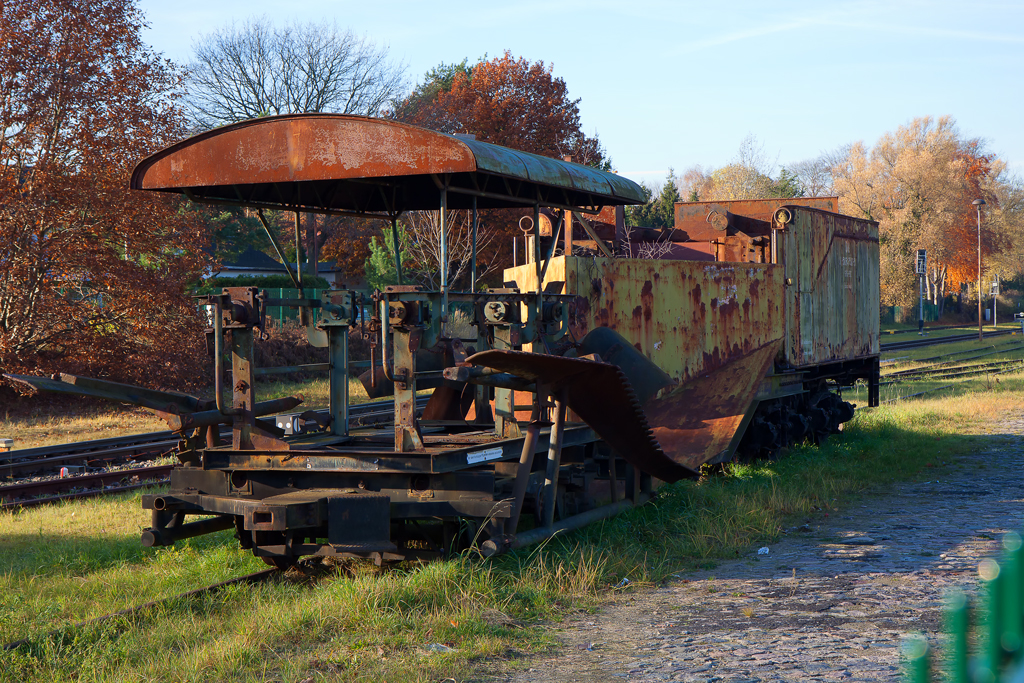 Alter Reichsbahn Bettungspflug BP-104 und Schneepflug SPS-502 auf dem Bahnhof Ahlbeck abgestellt. - 15.11.2012
