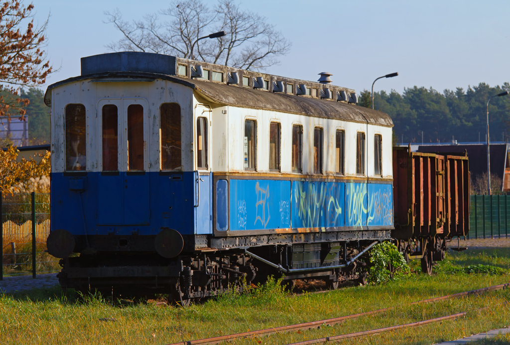 Alter Reisezug- und Gterwagen auf dem Bahnhof Ahlbeck abgestellt. Vom Reisendenberweg aus aufgenommen - 15.11.2012
