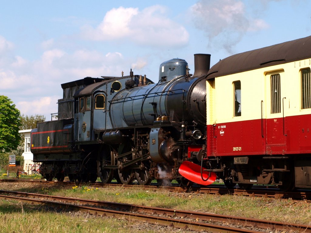 Alter Schwede. Mit Tender voraus fhrt 1220 (Bauj.1914) der Sdlimburgischen Dampfeisenbahngesellschaft (ZLSM) am 01.05.2010 aus dem Bahnhof Simpelveld (NL). Die 1220 fuhr bis 1970 bei der SJ und ist danach bis 1992 in der militrisch strategischen Reserve gewesen bevor sie 1994 zur ZLSM wechselte.  Hier in der Nhe der deutschen Grenze bei Aachen wird diese Museumsbahn in einer schnen Landschaft mit viel Liebe zum Detail betrieben. Auf jeden Fall ist das ganze einen Besuch wert da die ZLSM eine grosse vielfalt an Fahrzeugen besitzt. Das freundliche Personal lt auch einen Blick im BW in Simpelveld hinter den Kulissen zu und nimmt sich viel Zeit um fragen zu beantworten und das eine oder andere versteckte Schtzchen zu zeigen. 