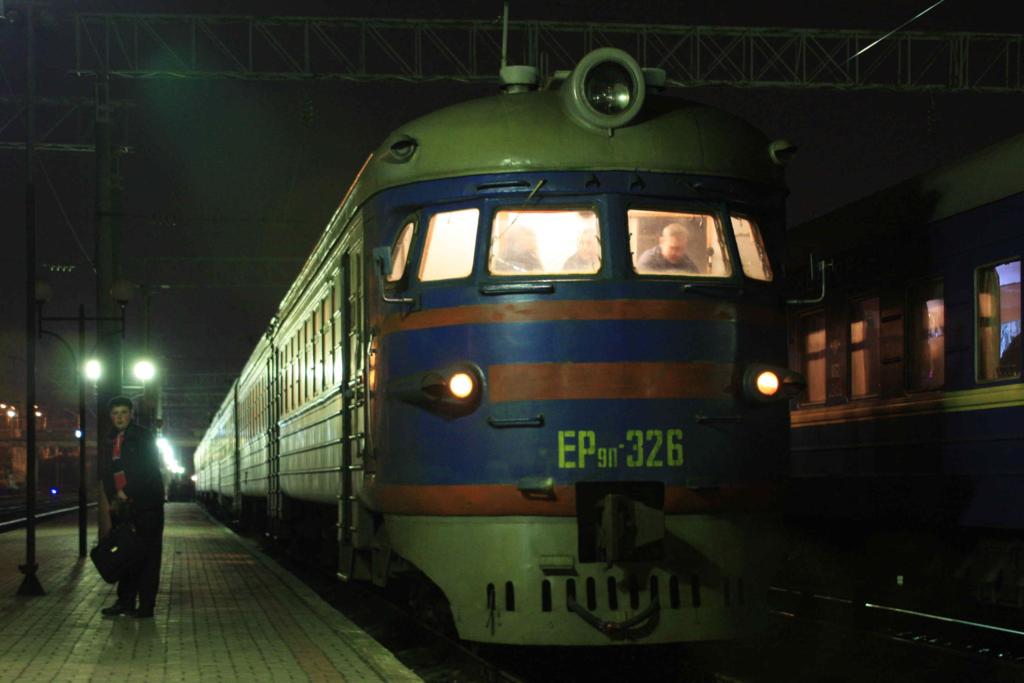 Alter ukrainischer Triebwagen nachts im Bahnhof Ternopol
EP 326 mit beleuchtetem Fhrerhaus am Bahnsteig 22.02.2008.