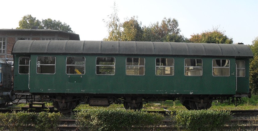 Alter Umbauwagen in Walheim bei Aachen.Er steht mit der DH240 auf dem ehemaligen Bahnhofsgelnde.