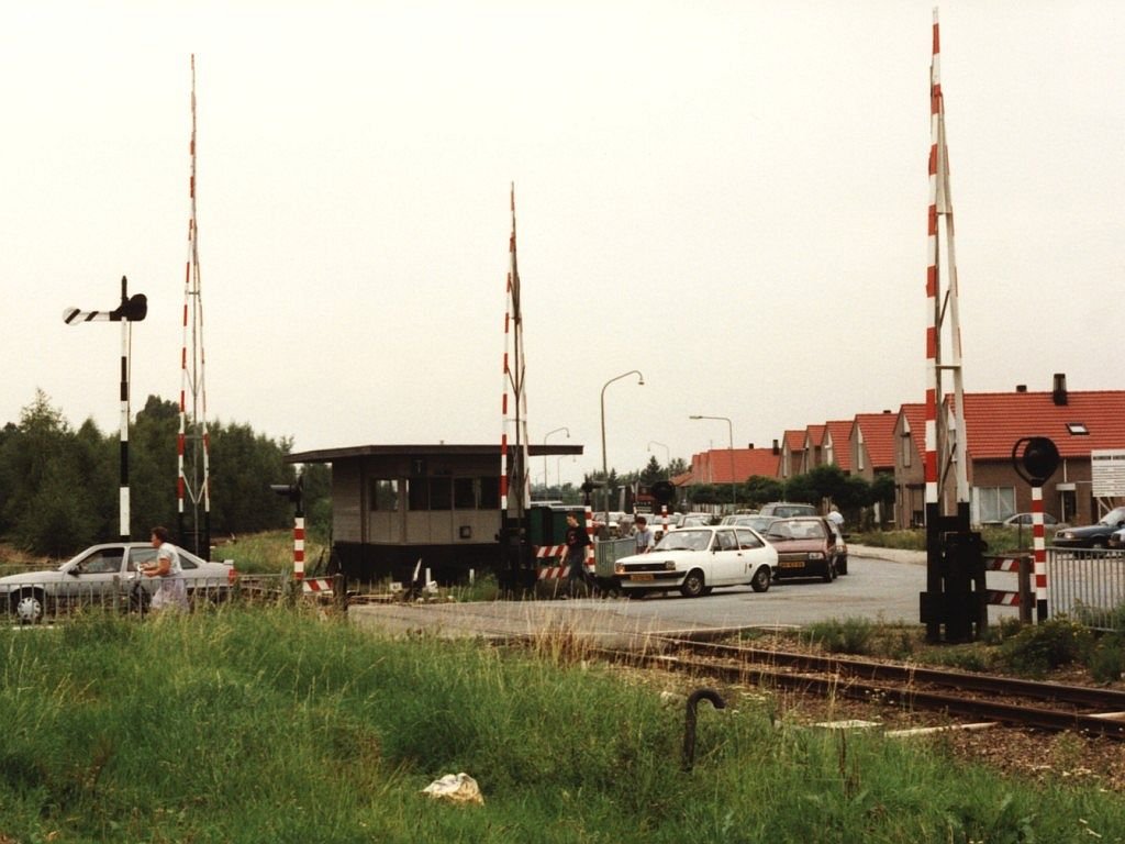 Altes Formsignal, Blockstelle und Bahnbergang auf die Gterstrecke zwischen Born und Sittard in Born am 20-08-1992. Bild und scan: Date Jan de Vries.