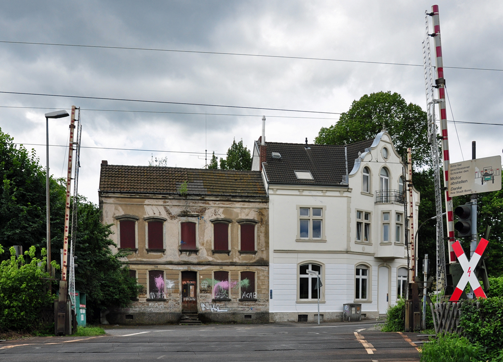 Altes Haus an einem alten Bahn�bergang in Bonn-Beuel - 18.07.2012