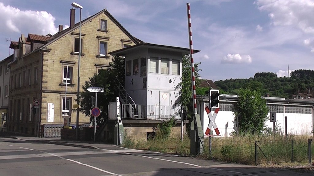 Altes Schrankenw�rterh�uschen in Lauterecken.Davor der modernisierte B�.