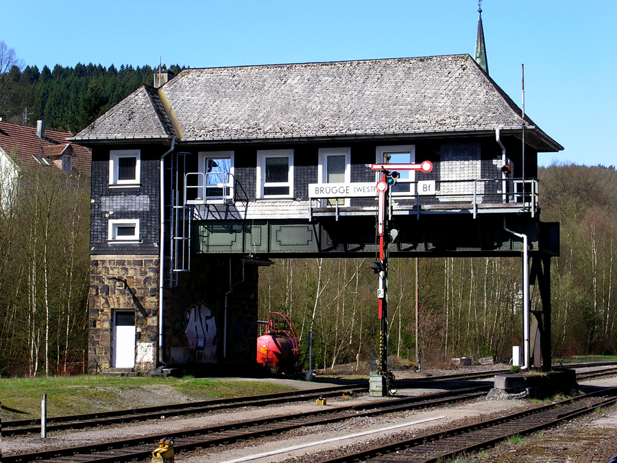 ...altes Stellwerk mit Formsignal im Bahnhof Brgge/Westf. - am 17.4.10