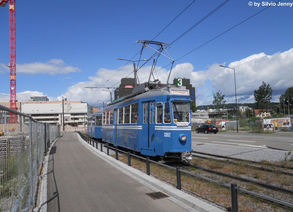 Altes Tram - neue Geleise, das Kurbeli 1392 mit dem Anhnger 732 machte am 14.7.2012 eine Extrafahrt nach Altstetten, einem Ort, den die Kurbeli zu ihrer aktiven Zeit nie befuhren.