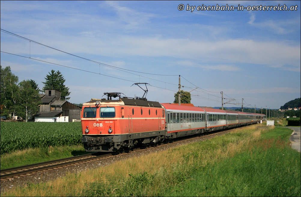  Altlack  1044.094 mit OIC 258 von Maribor nach Wien, aufgenommen bei Wildon am 27.06.2010