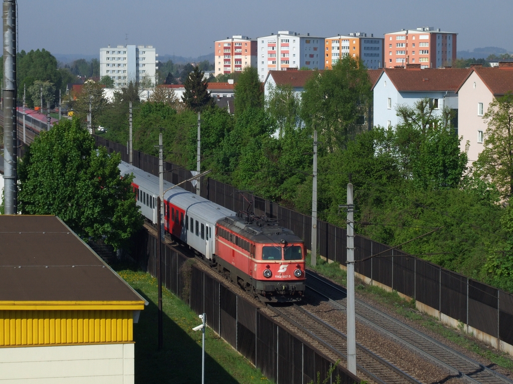 Altlack-1142 567 am R 3009 Salzburg–Linz, 1,5km vorm Hbf Wels [22.04.11, 09:31].