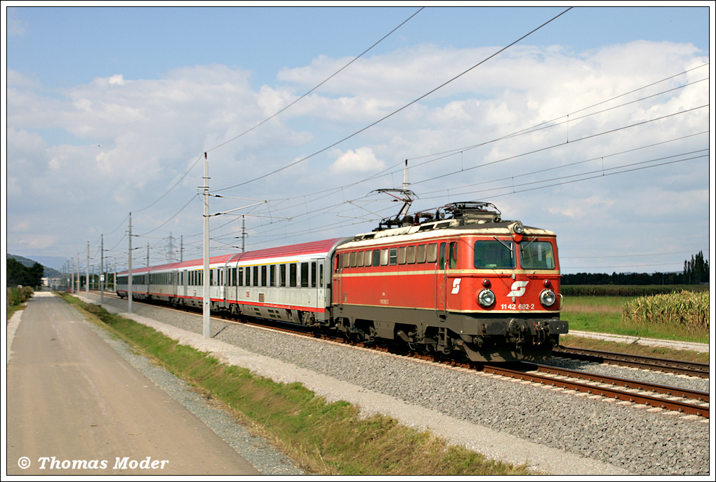 Altlack 1142.682 fhrt mit OIC 257 in Richtung Spielfeld-Stra durch die ehemalige Betriebsausweiche Gralla, bei Leibnitz. 11.09.2010