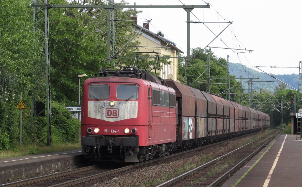 Altrote 151 134-4 am 13.4.2011 durch Bonn-Oberkassel.