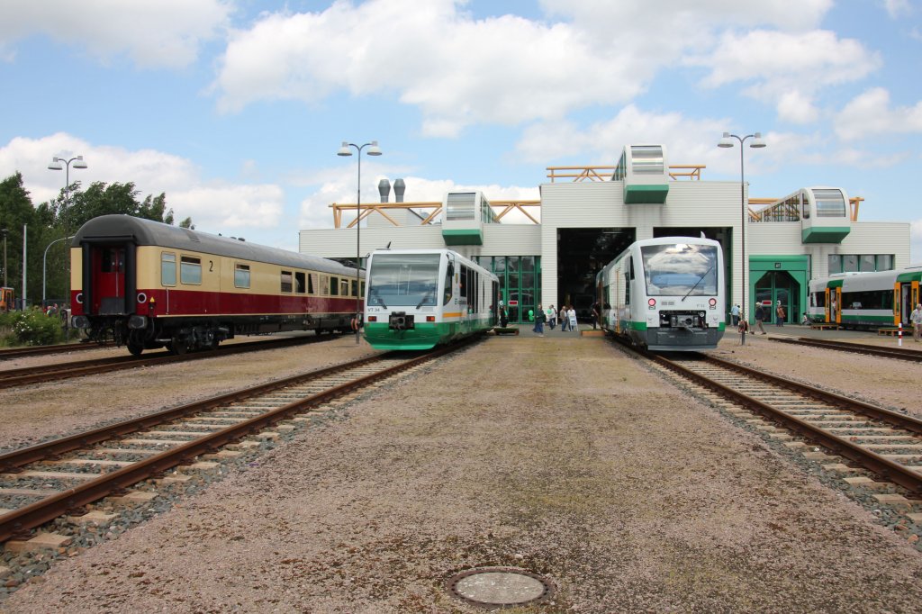  Alt trifft neu.VT34 und VT52 sowie ein Alex-Bistrowagen standen zum Tag der offenen Tr im Betriebshof am 02.06.2012 zur Besichtigung.
