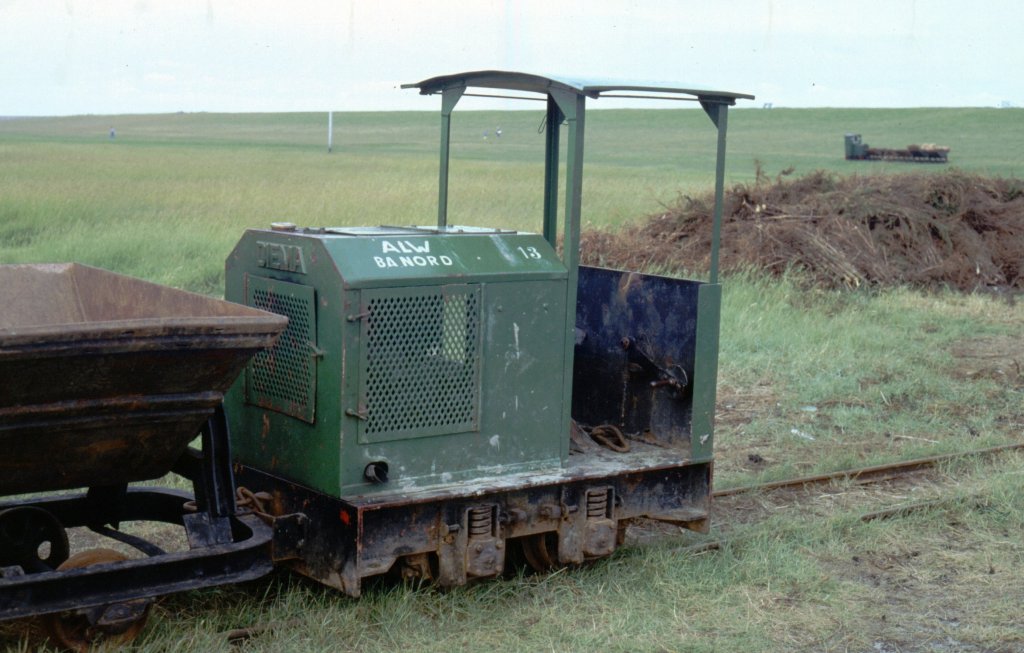 ALW 13 am Eiderdamm (nahe dem Sperrwerk) im Juli 1990. Im Hintergrund ein weiterer Zug. Schmalspurig gelangt man auf unvorstellbaren Gleisen bis ins Watt - aber es funktioniert !