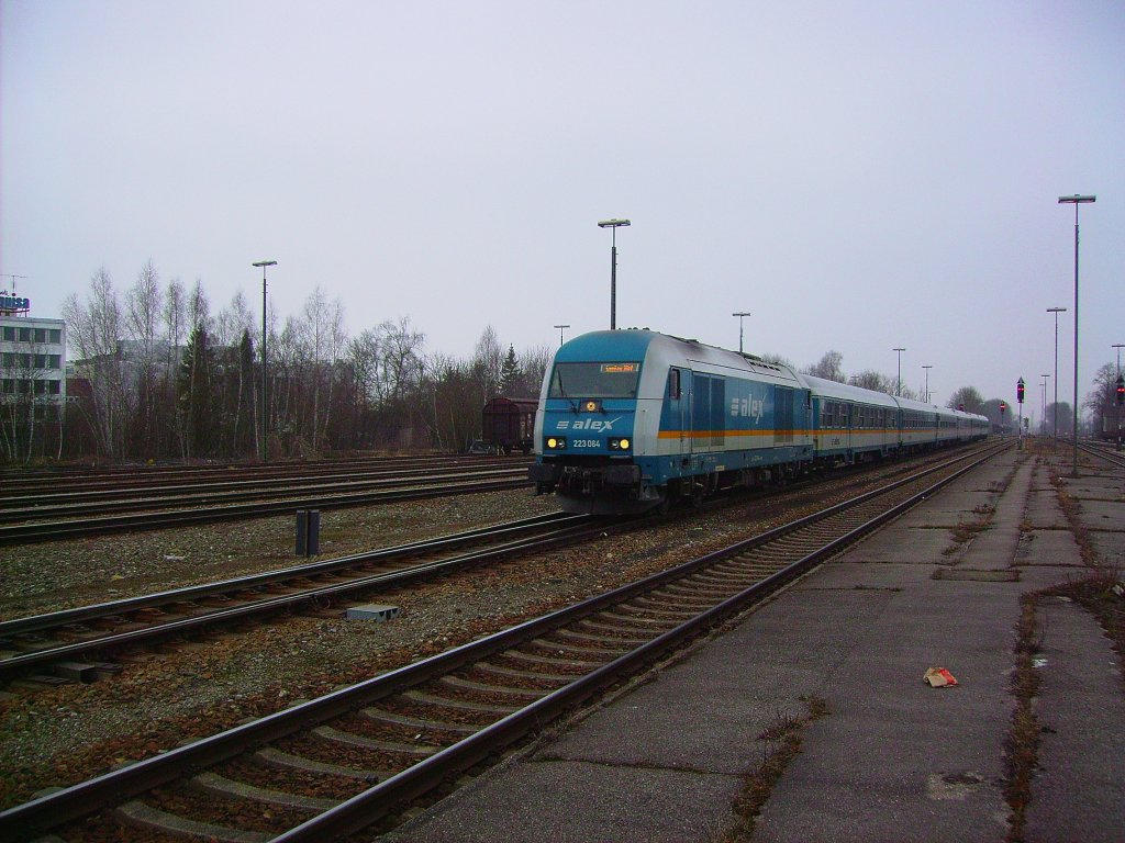 ALX 84148 nach Lindau, welcher 3 Kurswagen als ALX 84168 nach Oberstdorf am Zugschluss mitfhrte, erreichte am 05.04.2013 gerade den Bahnhof von Buchloe und stellte eine bunte Abwechslung im tristen Einheitsgrau dar.
