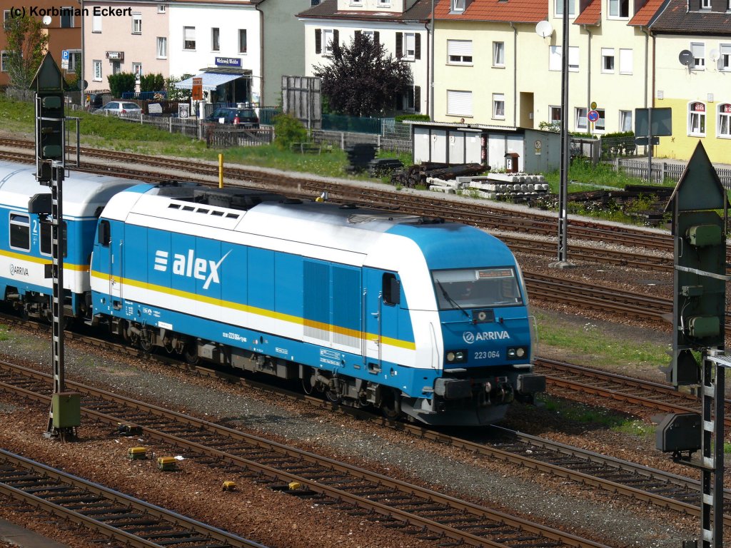 ALX 87015 mit 223 064 bei der Ausfahrt in Schwandorf richtung Mnchen, 10.08.2010