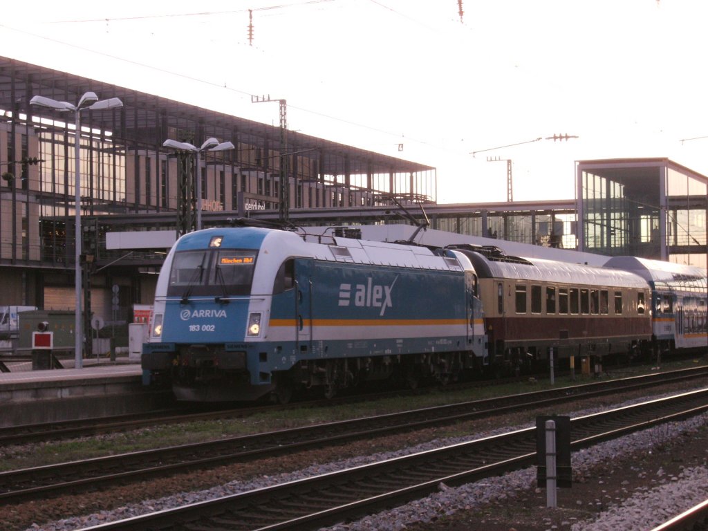 Alx 87019 mit BR 183 002 fhrt am 30.03.2010 pnktlich los von Regensburg nach Mnchen.