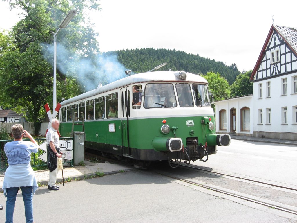 Am 01. August 2010 fhrt der wei-grne Schiedenbus der Rhein-Sieg Eisenbahn ber den Bahnbergang in Hellenthal.