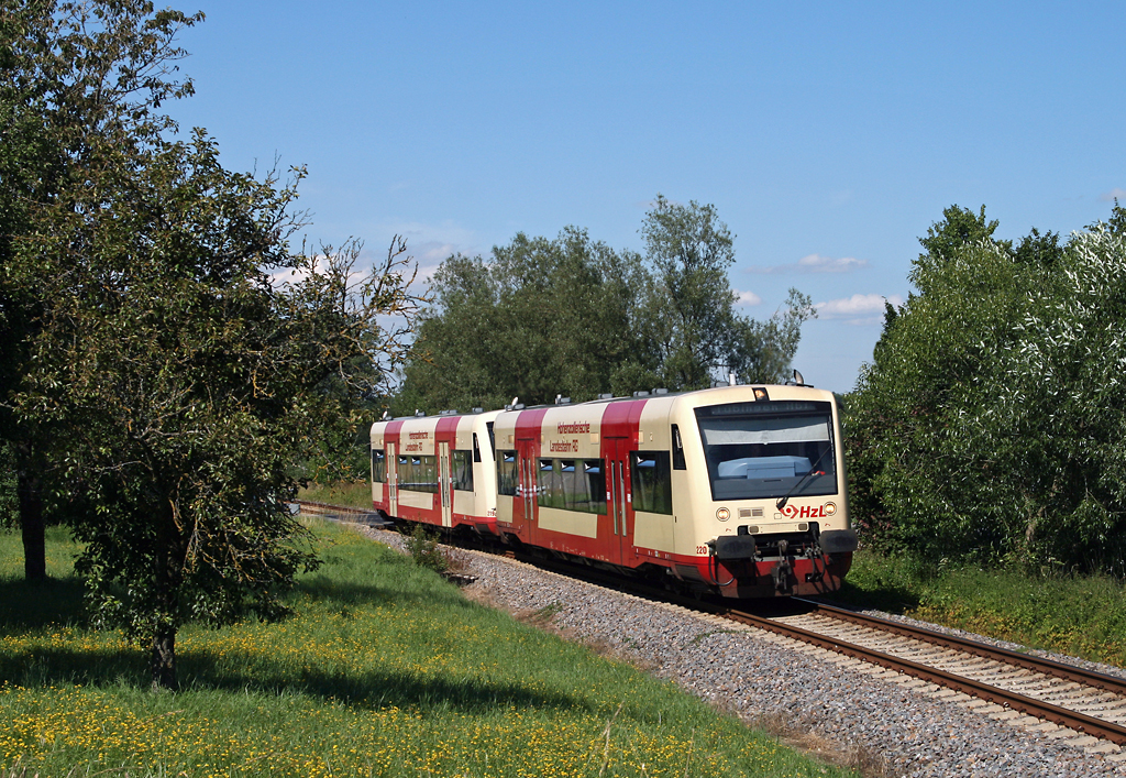 Am 01. August 2010 haben VT 220 und VT 219 der HzL als RB 22814 von Aulendorf nach Tbingen vor wenigen Minuten den Startbahnhof verlassen und rollen nun bei Zollenreute ihrem nchsten Halt in Altshausen entgegen.