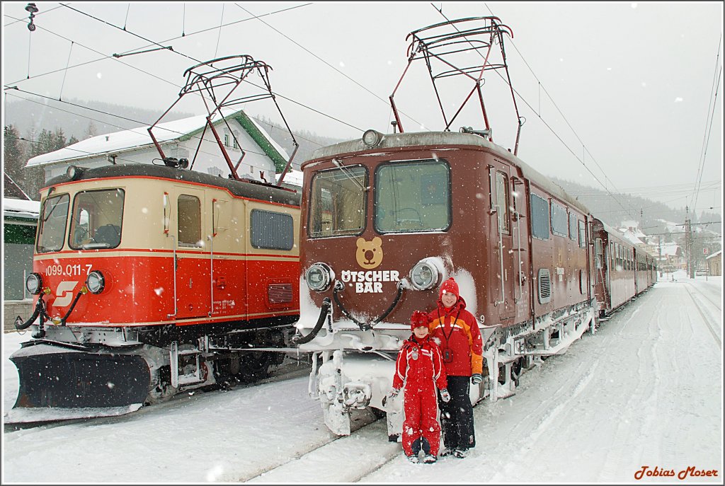 Am 01. Februar 2010 fotografierte meine Mami mich und meinen Bruder vor der 1099 010 in der �tscherb�r Lackierung. Daneben stand die 1099 011  Puchenstuben  mit dem Frankenfelser-, Mariazeller Advent- und dem Sparkassenwaggon als R 6804/ 6805. Das Bild entstand in Mariazell.